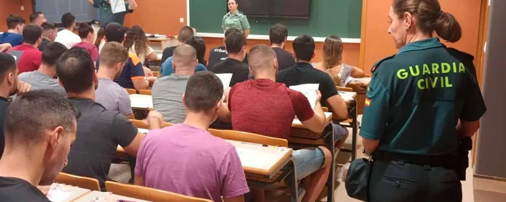 Clase de preparación con aspirantes a la Guardia Civil de España