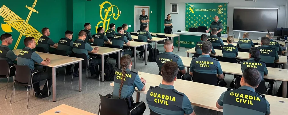 Grupo de aspirantes preparándose para las oposiciones de Guardia Civil